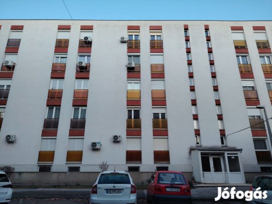 Kerényi Károly utcában, eladó fszt.i lakás.