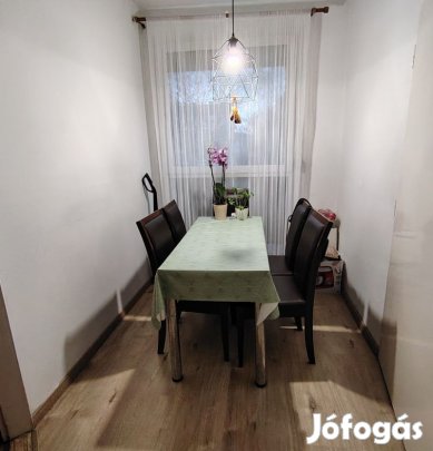 Kerényi Károly utcában, eladó fszt.i lakás.