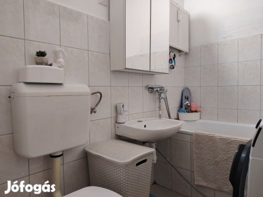 Kerényi Károly utcában, eladó fszt.i lakás.