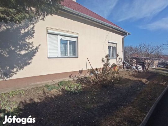 Kerepes, Szabadság út, 45 m2-es, sorház, 2 szobás, átlagos állapotú