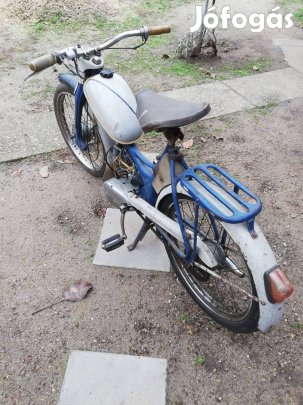 Keresek: Komár veterán moped