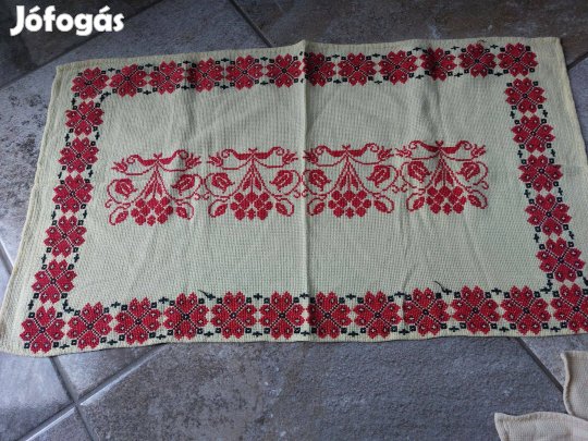 Keresztszemes himzett teritök