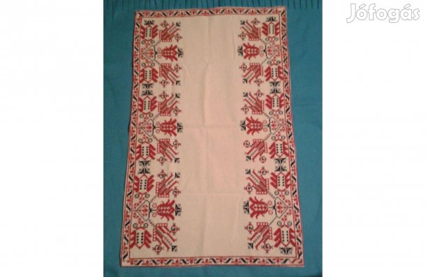 Keresztszemes kézzel hímzett terítő