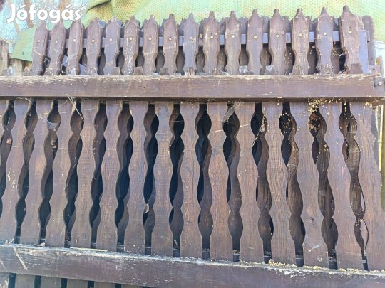 Kerítés elemek fából szerelten és kapukkal