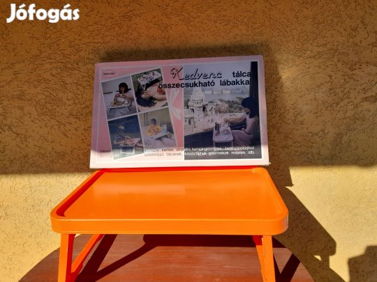 Kertben, ágyban használható műanyag összecsukható asztalka