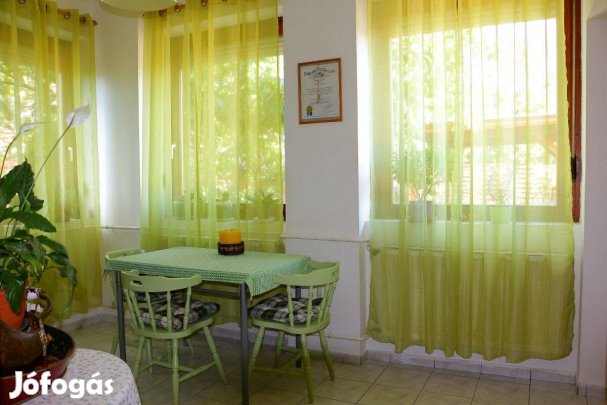 Kertes családi házban, 2 szobás, összkonfortos lakás kiadó