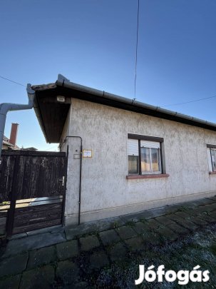 Kertes ház eladó Békésen ,sok helyiséggel !