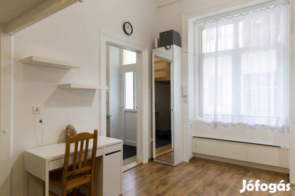 Kertész utcában bútorozott, galériás, napfényes garzon