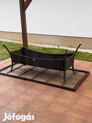 Kerti asztal (törött lábú)