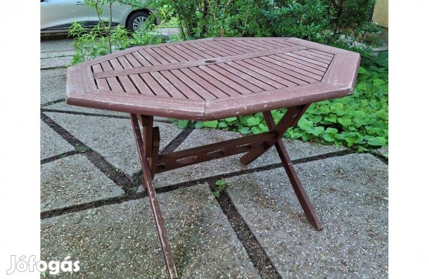 Kerti asztal egy székkel