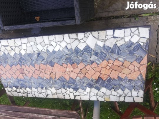 Kerti asztal fém vázzal 18000ft-ért eladó