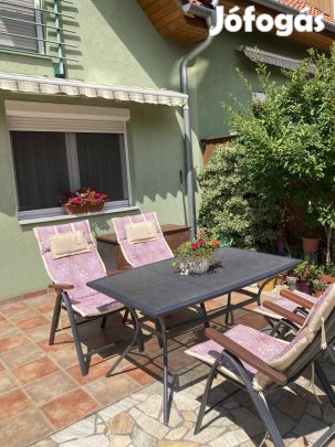 Kerti asztal székekkel
