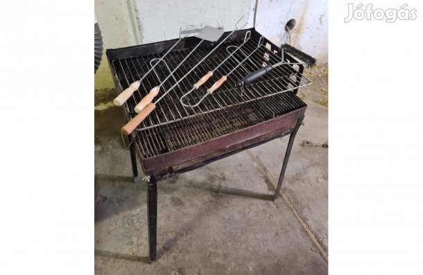 Kerti faszenes grillsütő+grillező eszközök+rácstisztitó