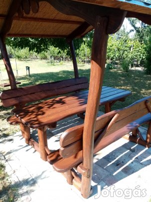 Kerti kiülő akác rönkből 