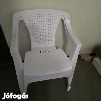 Kerti műanyag szek eladó 2 db. 