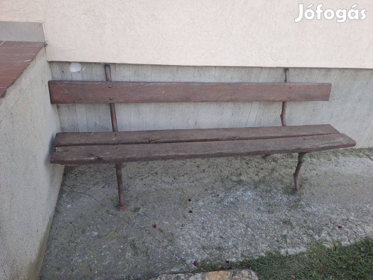 Kerti öntvénylábú pad