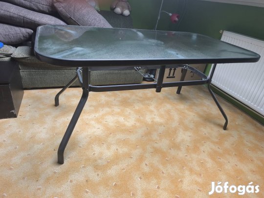 Kerti ovális üveg asztal