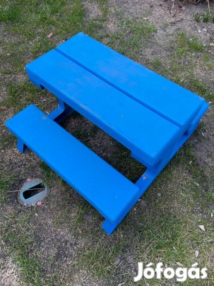 Kerti pad asztallal gyerekeknek