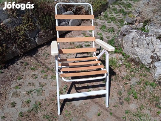 Kerti szék, összecsukható, állítható háttámla. Fém váz, fa léc