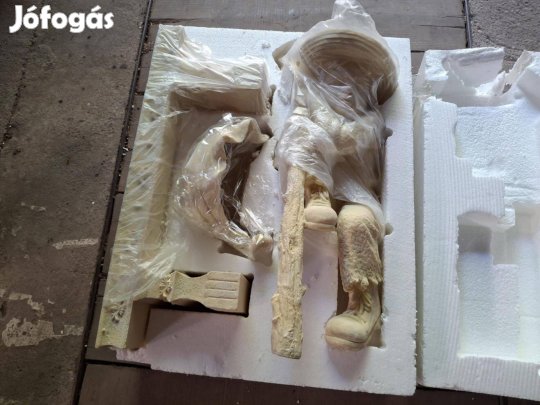 Kerti szobor, wanderjunge auf bank fiú ül a padon