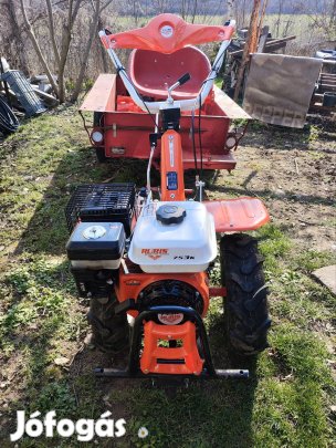 Kerti traktor pótkocsival, és tartozékaival
