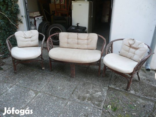 Kertibútor fonott párnákkal