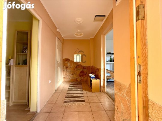 Kertkapcsolatos 2 szobás lakás eladó Újpesten, kiváló infrastruktúráva