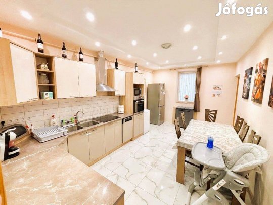 Kertkapcsolatos, felújított ingatlan Paks, óvárosában