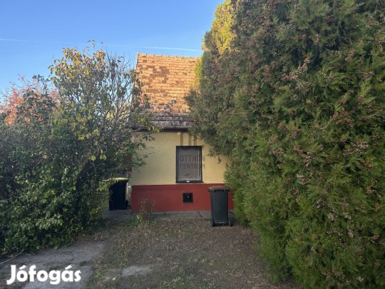 Kertkapcsolatos kis otthon  Révfaluban