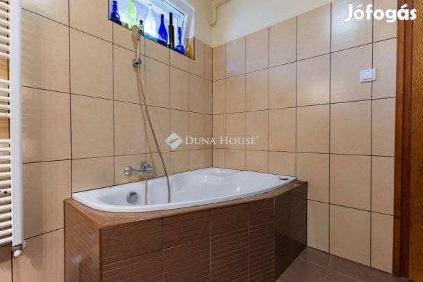 Kerttel, autóbeállóval!