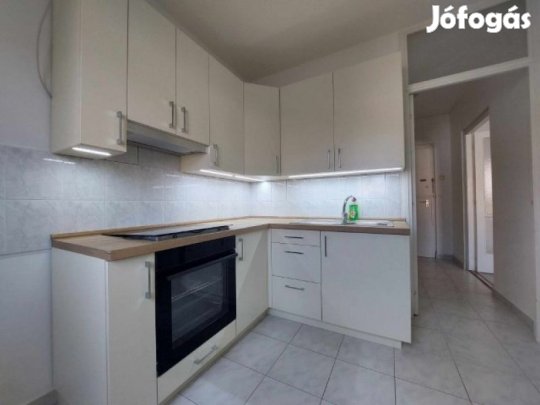 Kertvárosban, 2 szobás lakás kiadó.