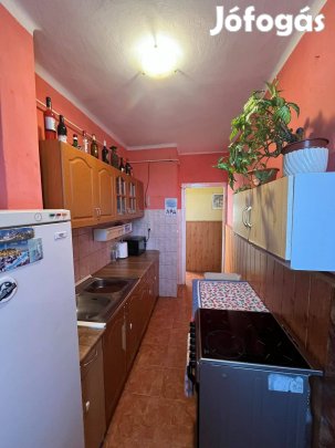 Kertvárosban nagy erkélyes lakás eladó