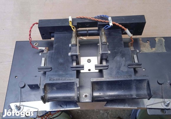 Késes vágó , elektromágnessel működtetve , filmelőhívóból