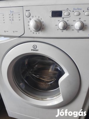 Keskeny elöltöltős digitális indesit 
