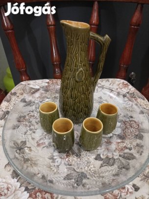 Keskeny kancsó poharakkal 