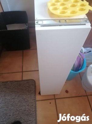 Keskeny szekrény nagyon jó állapotban eladó