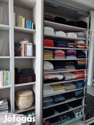 Keskeny tükrös tolóajtós szekrény