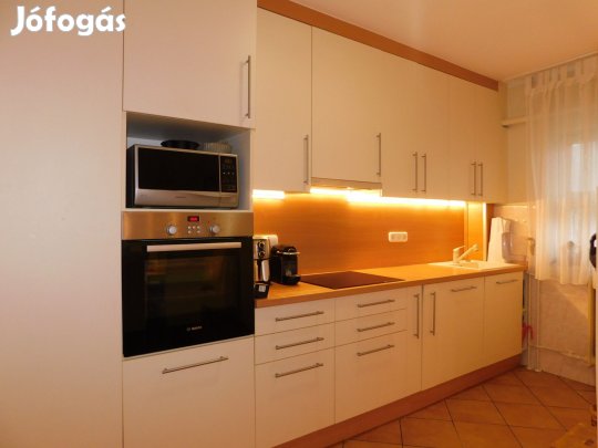 Keszthely központjában jó állapotú lakás eladó!