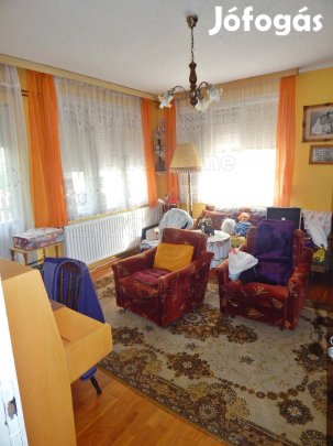 Keszthelyen Balaton közei családi ház eladó.