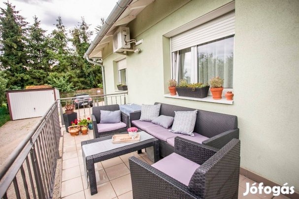 Keszthelyen nívós, bútorozott lakás eladó