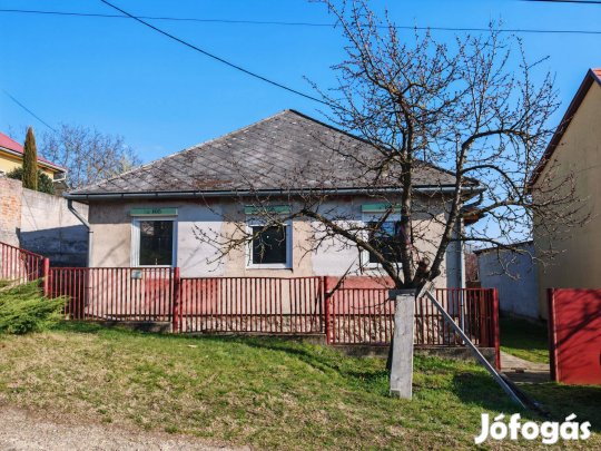 Kesztölcön befejezésre váró 4 szobás családi ház eladó