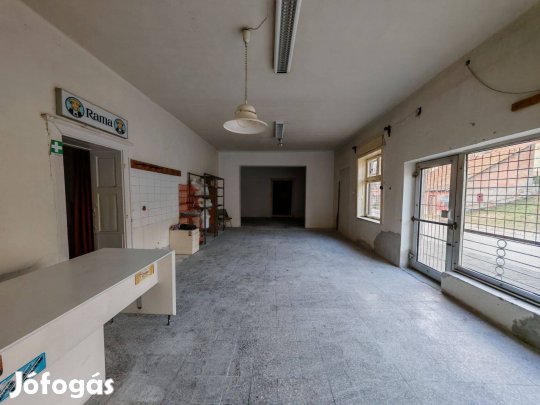 Kesztölcön centrumban utca bejáratú üzlethelyiség eladó