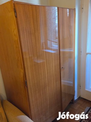 Két ajtós politúros ruhásszakrény
