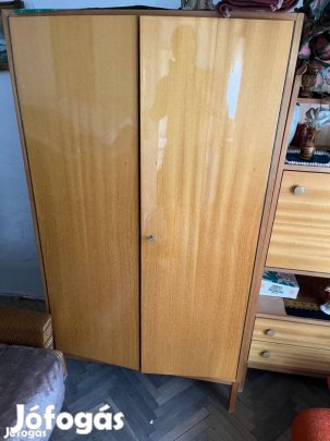 Két ajtós ruhás szekrény