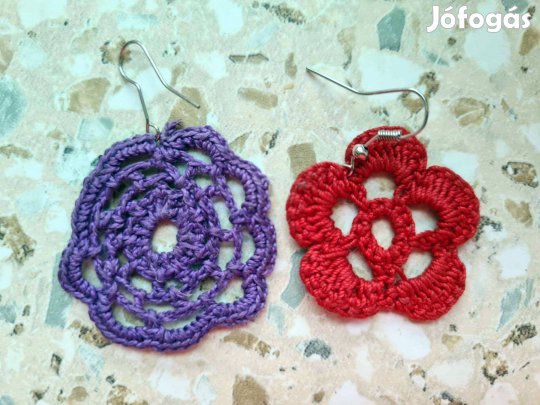 Két darab horgolt fülbevaló - piros és lila színű