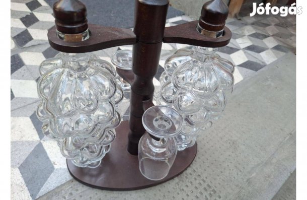 Két darab szőlőfürt alakú üveg palack két pohárral fa tartóban 1500 Ft