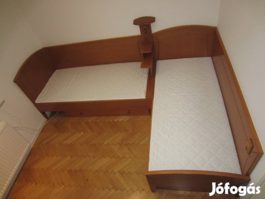Két db ágy, ágyneműtartóval, falburkolattal, polccal