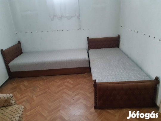 Két egyszemélyes heverő