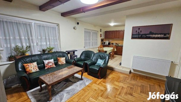 Két épület egy telken Győrben egy családi ház áráért