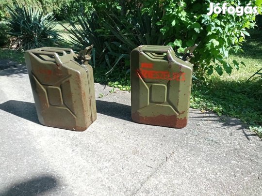 Két fém marmon kanna